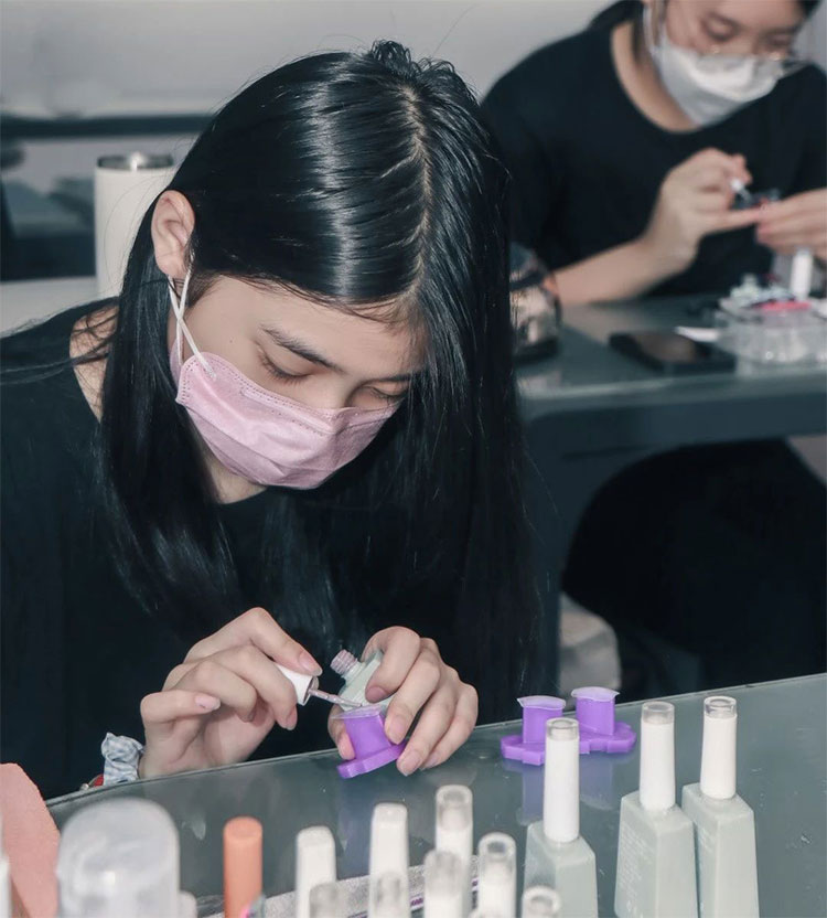 15歲學(xué)習(xí)美容化妝美甲好不好怎么樣